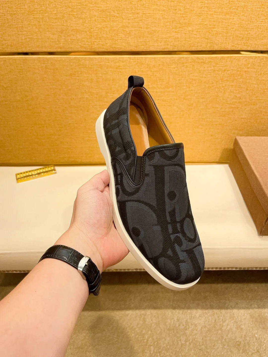 Factory price 380🔥[Dior] The latest 2024 new model is carefully crafted and set off the audience! An international brand that continues to innovate. This men's all-season casual shoe, the original version, has an all-leather upper, breathable and comfortable leather feet ➕Rubber non-slip outsole, breathable and comfortable, quality speaks for itself👄Color: two colors Size: 38-44